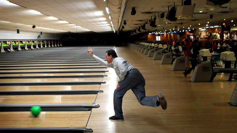 Illustration for article titled When the Going Gets Tough, Mitt Romney Wins Delegates and Rick Santorum Goes Bowling